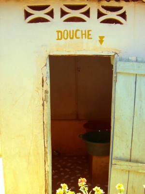“Douche” = “Shower” in French (and yes, it’s just two bowls of water)