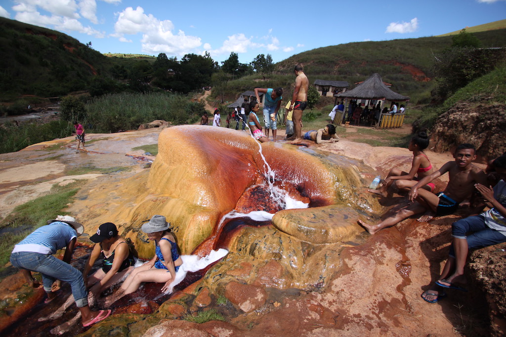 Geysir and people taking pictures