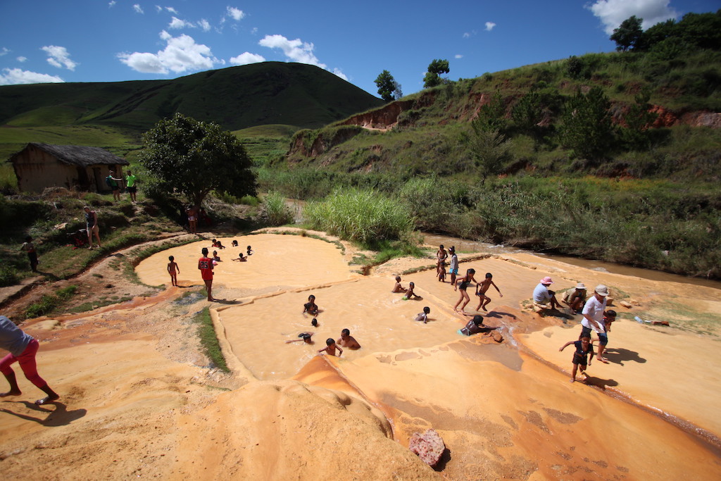 Children bathing close to the geysir