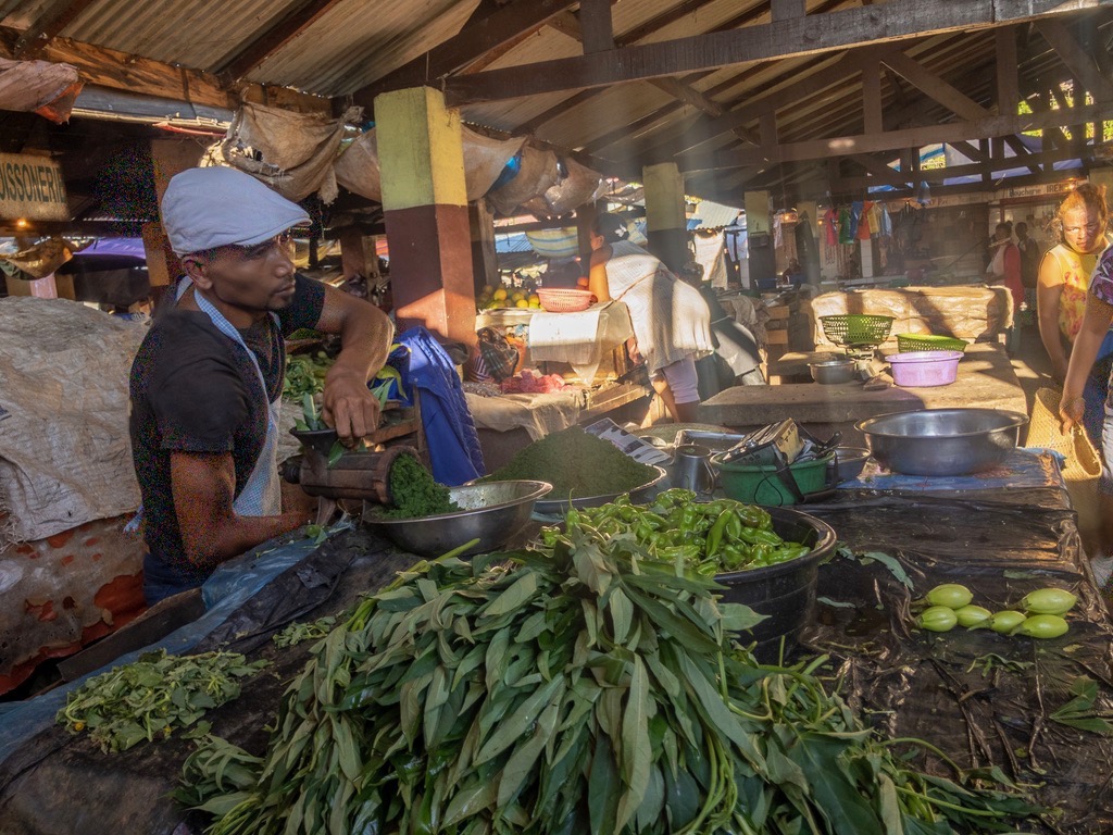 Grinding manioc leaves