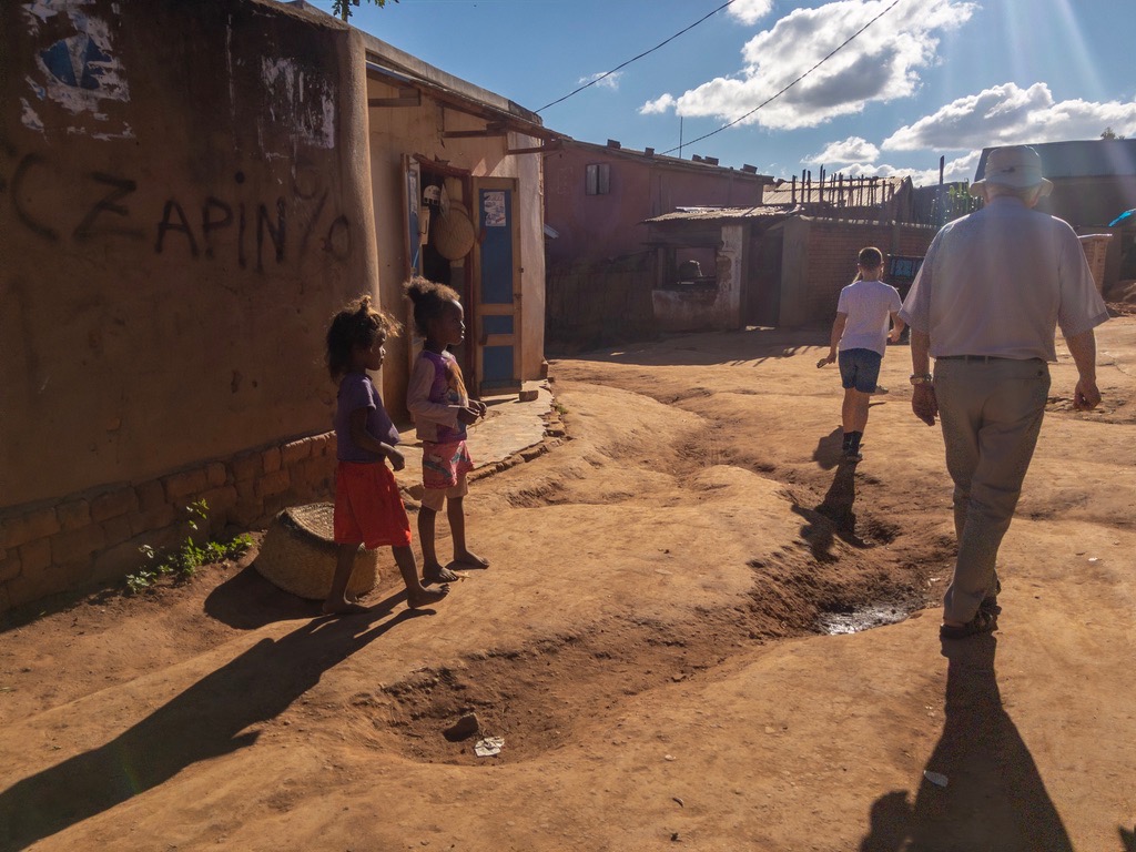 Children amazed by the appearance of a Vazaha