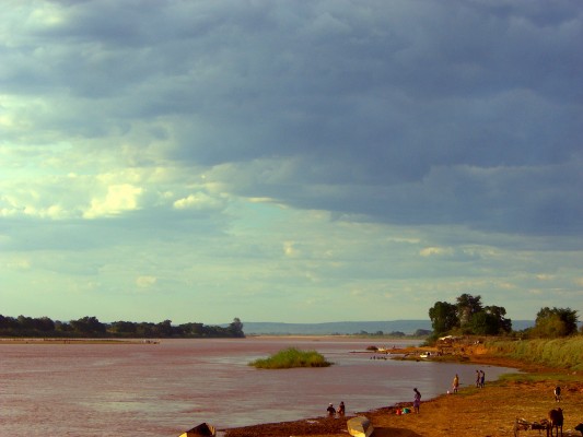 Ambato Boeni river side