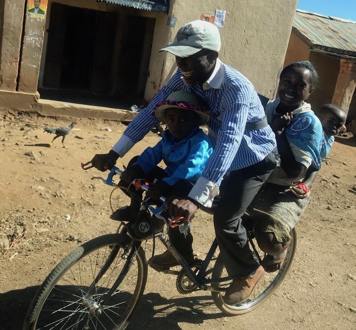 Family on bike (Ampefy)