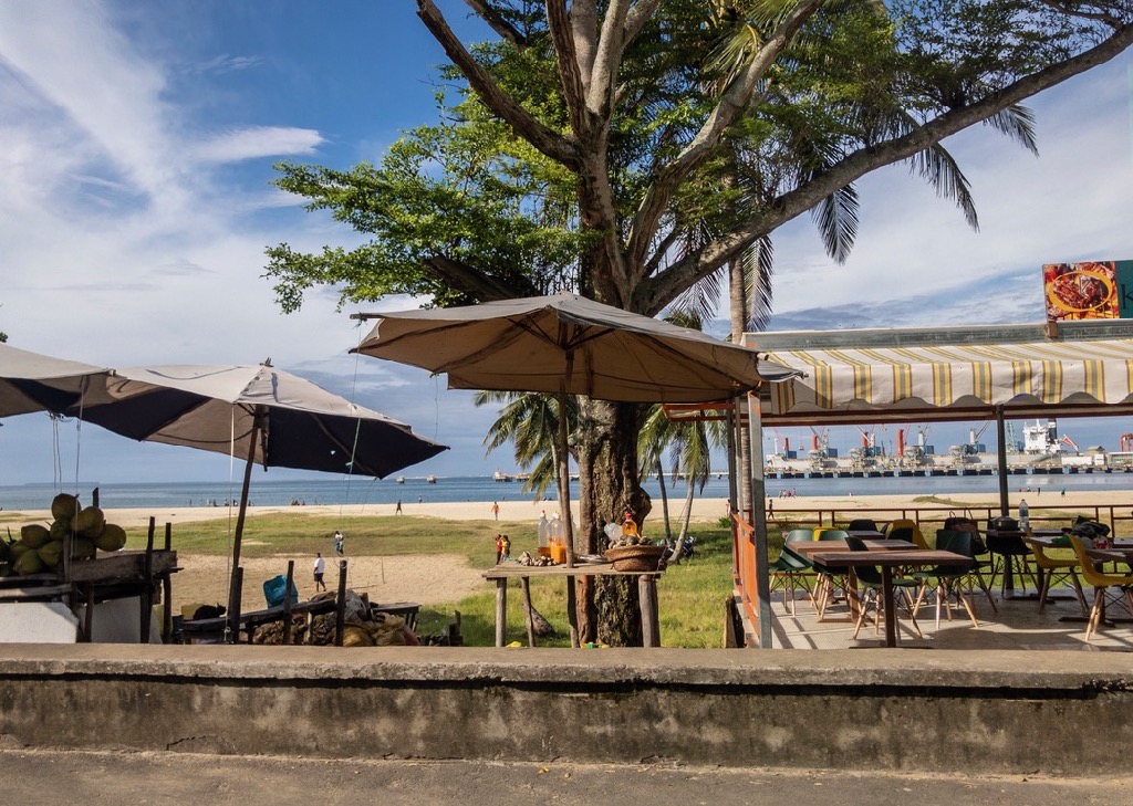 Fruit stands and small restaurants at the beach