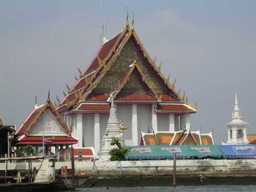 Tempel at the river